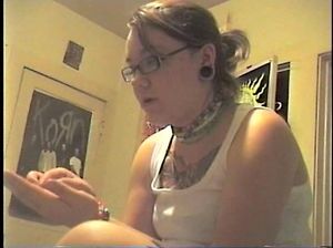 Неформалка с пирсингом и тату трахается на камеру ради денег