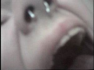 Неформалка с пирсингом и тату трахается на камеру ради денег