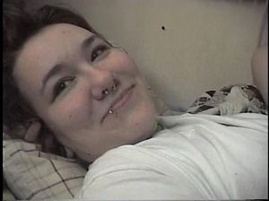 Неформалка с пирсингом и тату трахается на камеру ради денег