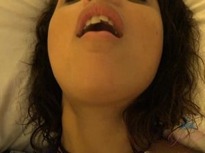 Мулатка громко стонет во время секса от первого лица