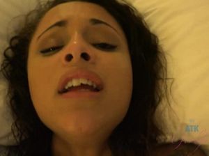 Мулатка громко стонет во время секса от первого лица