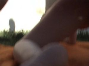 Знойная брюнетка сосет хуй на улице и обильно писает