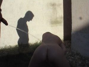 Знойная брюнетка сосет хуй на улице и обильно писает