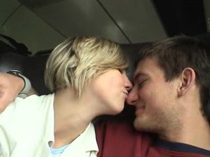 Чешская блондинка в поезде сосет член своего парня