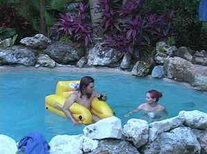 Приватное секс видео патлатого мужика с девушкой в бассейне и душе