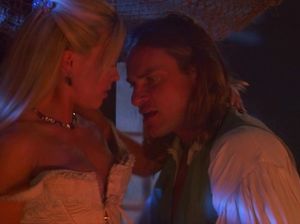 Нежный секс красивой блондинки и крепкого кобеля в старинном стиле