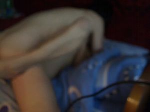 Выебал красивую молодую эмо девчонку и обкончал ей сиськи в домашнем видео