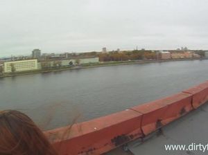 Пикапер соблазнил русскую красотку и трахнул ее на крыше дома