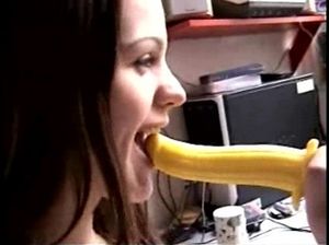 Парень делает любительскую съемку глубокого минета и ебет подругу раком