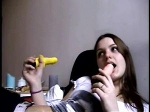 Парень делает любительскую съемку глубокого минета и ебет подругу раком