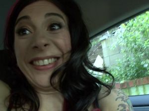 Татуированная Джоанна остановила машину чтобы подрочить свою киску