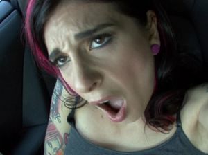 Татуированная Джоанна остановила машину чтобы подрочить свою киску