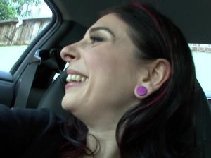 Татуированная Джоанна остановила машину чтобы подрочить свою киску