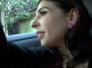 Татуированная Джоанна остановила машину чтобы подрочить свою киску