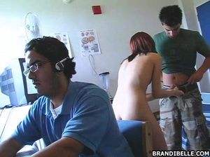 Рыженькая малышка изменяет своему мужу с горячим студентом в презервативе