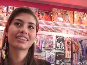 Смазливая латинка с маленькой грудью отдается чуваку на кровати