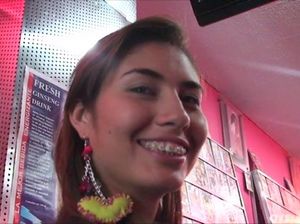 Смазливая латинка с маленькой грудью отдается чуваку на кровати