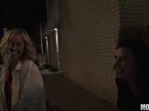 Приятная девушка сосет член и жарится в вагинальную дырочку с любовником