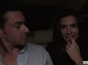 Приятная девушка сосет член и жарится в вагинальную дырочку с любовником