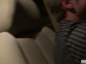 Приятная девушка сосет член и жарится в вагинальную дырочку с любовником