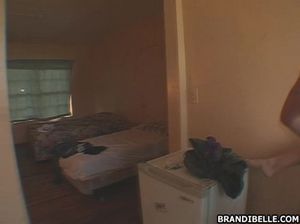 На столе мужик с косичками отодрал милую девушку в бритую пизду