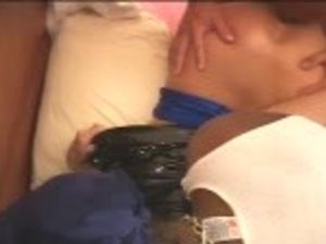 Толпа негров страстно жарко ебут двух белых шлюх в домашнем видео