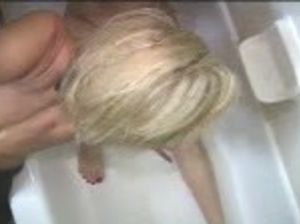 Толпа негров страстно жарко ебут двух белых шлюх в домашнем видео