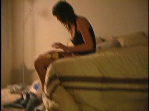 Брюнетка за деньги трахается на кровати с новым знакомым