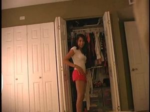 Молоденькая лапочка в короткой юбке нежно сосет большой член любовника