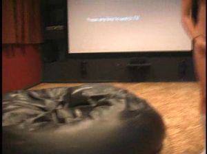 Молоденькая лапочка в короткой юбке нежно сосет большой член любовника