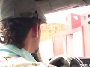 Кудрявый чувак занимается любительским сексом с латиноамериканкой