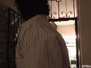 Кудрявый чувак занимается любительским сексом с латиноамериканкой