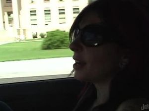 В автобусе девушка сняла трусы и приласкала пизду