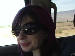 В автобусе девушка сняла трусы и приласкала пизду