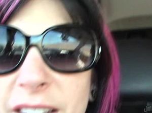 В автобусе девушка сняла трусы и приласкала пизду