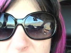 В автобусе девушка сняла трусы и приласкала пизду