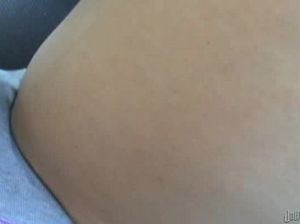 В автобусе девушка сняла трусы и приласкала пизду