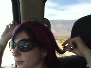 В автобусе девушка сняла трусы и приласкала пизду