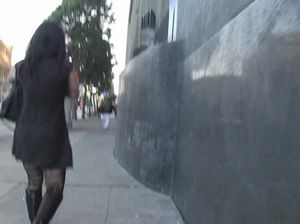 Телка в чулках делает минет парню в общественном туалете