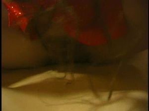 Тонкая кудрявая девушка дает в волосатую пизду и сосет для домашнего видео