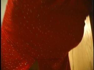 Тонкая кудрявая девушка дает в волосатую пизду и сосет для домашнего видео