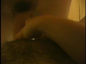 Тонкая кудрявая девушка дает в волосатую пизду и сосет для домашнего видео