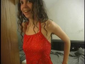 Тонкая кудрявая девушка дает в волосатую пизду и сосет для домашнего видео