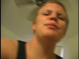 Пошлая красотка за деньги разделась и встала раком для ебли