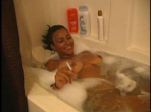 Курящая мулатка пососала хуй и потрахалась в пизду