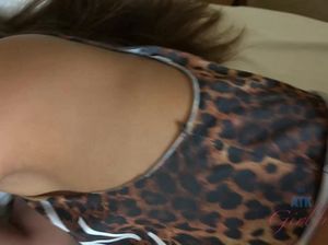 Домашняя брюнетка получает наслаждение от секса в киску со своим любовником