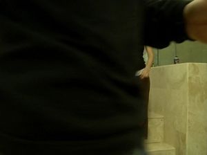 Татуированная брюнетка и ее хахаль занимаются домашним сексом на камеру