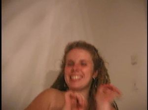 Домашние лесбиянки целуются и лижут горячие киски