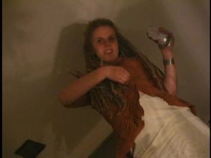 Домашние лесбиянки целуются и лижут горячие киски