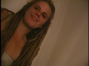 Домашние лесбиянки целуются и лижут горячие киски